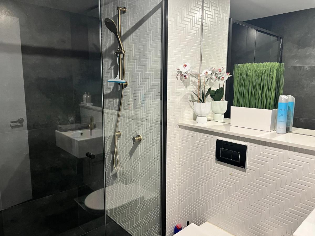 Midnight Luxe: Chic Braddon With Pool And Views Apartment *